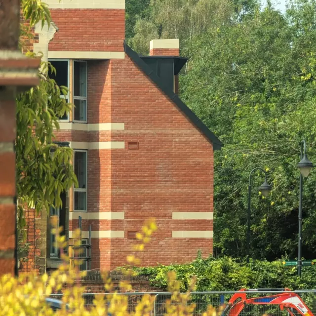 A sneak preview of our new apartment block beside the Thames in Oxford which has just shed its scaffold cocoon.

@belmarknightingale 

#lifebythethames #riverside #livingbytheriver #riverthamesoxford #apartmentliving #brick #stripes #architectinoxford #modernlivingspaces