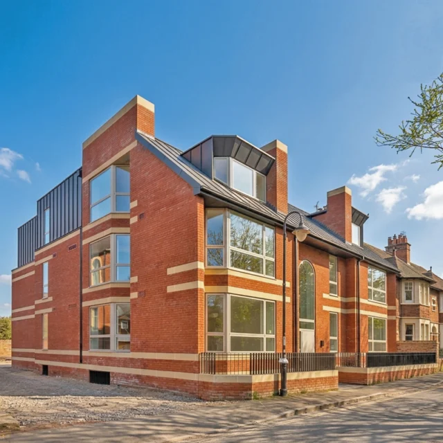 It was a pleasure to show the Oxford Preservation Trust judges around two of our recently completed city projects yesterday. We managed to dodge the rain.
Our new apartment block River View in the Osney Island Conservation Area is now ready for occupation. (More on this building to follow). We caught the occupants of our Sunnymead Twosome, a pair of new houses in a quiet backwater off the Woodstock Road, putting more mulch on their beds.

@oxfordprestrust @belmarknightingale 

#riverview #flattorent #livebywater #architectinoxford #lifebytheriver #osneyisland #oxfordpreservationtrust